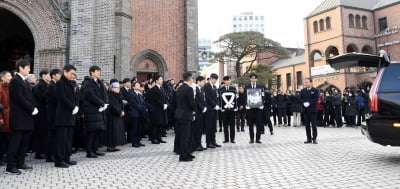 Jung Woo-sung and Lee Jung-jae Attend Funeral Mass for Late Actor Ahn Sung-ki