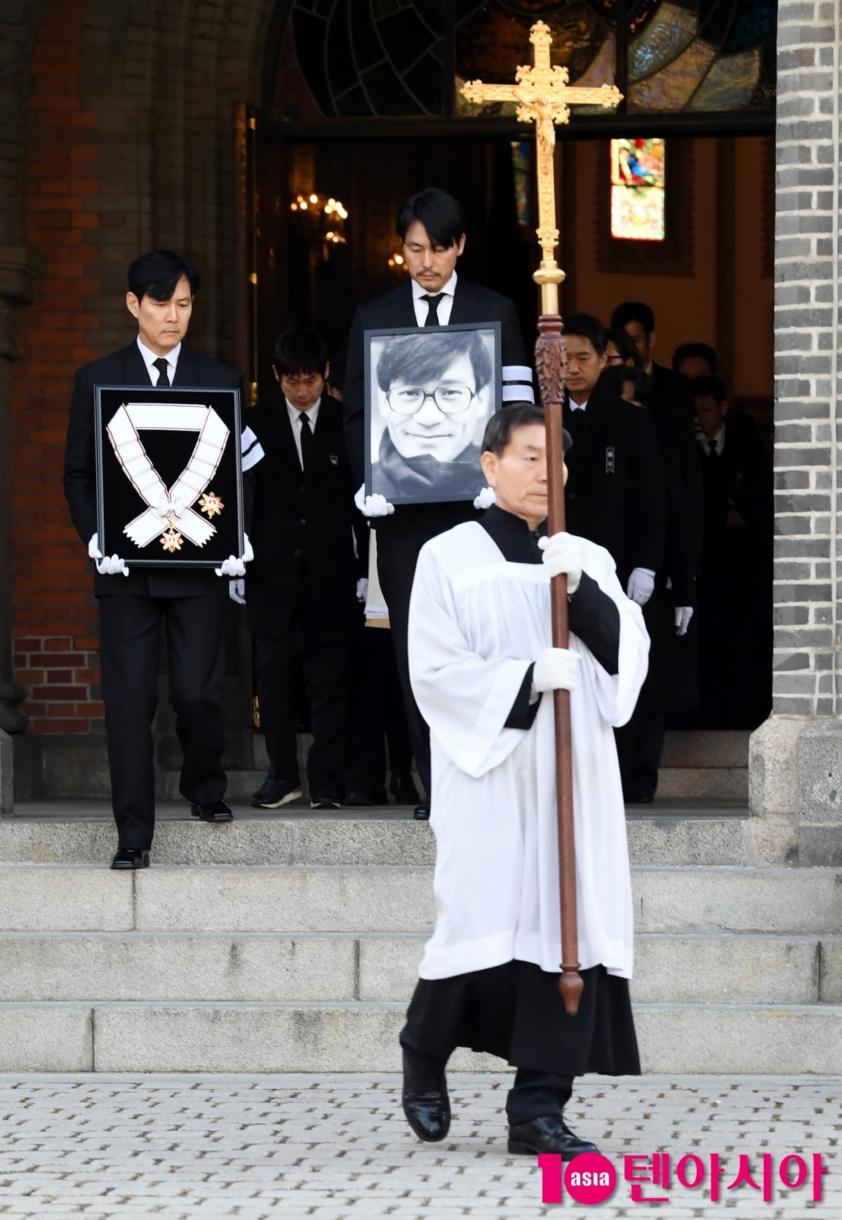 이정재-정우성, 故 안성기 장례미사 마치고[TEN포토]