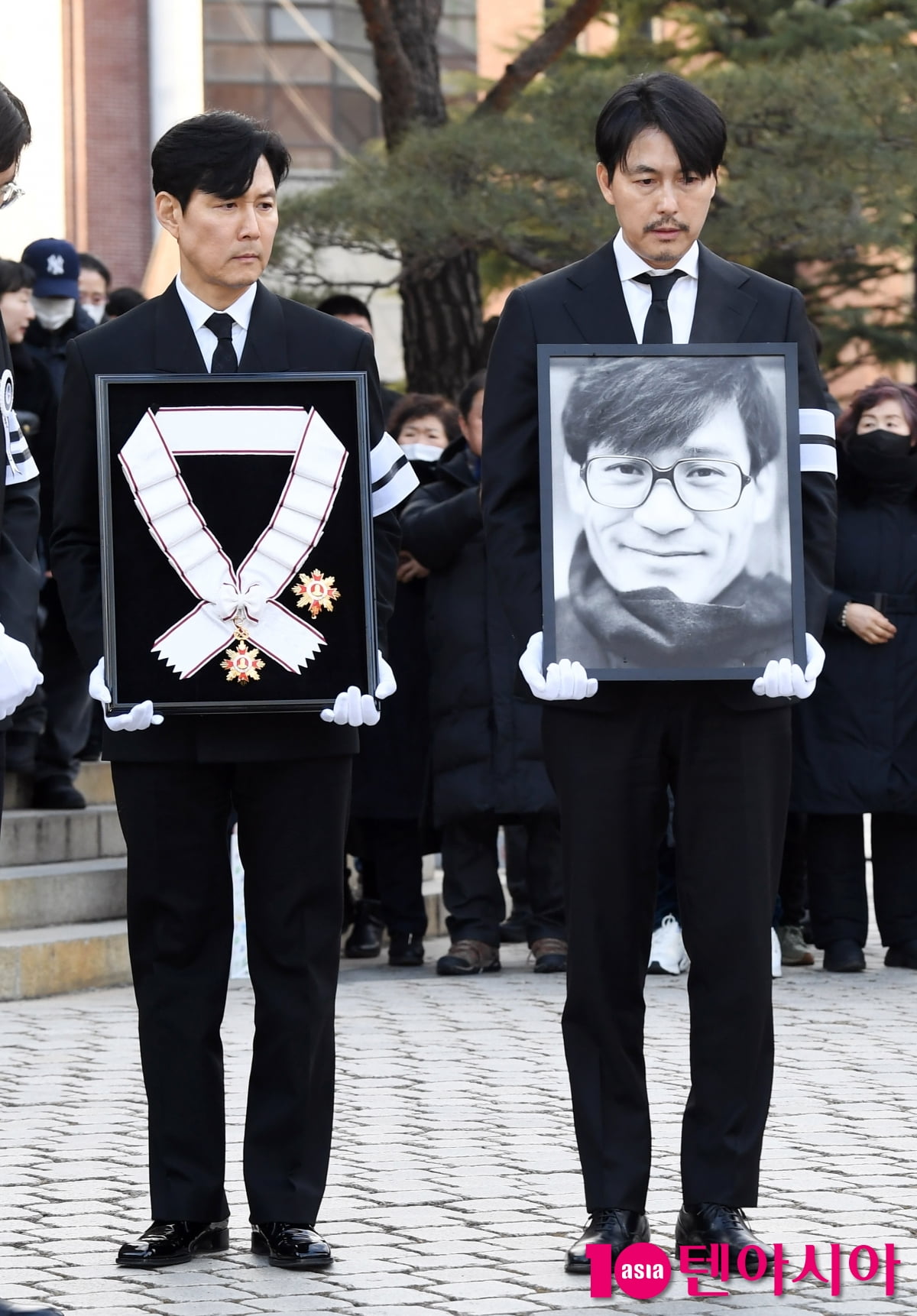이정재-정우성, 故 안성기 장례미사 마치고[TEN포토]