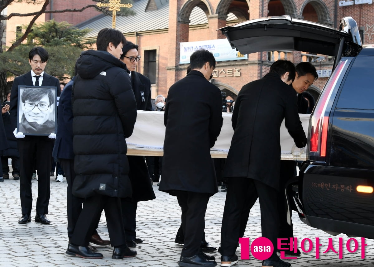 후배들 배웅속에 故 안성기 추모 미사 엄수[TEN포토]