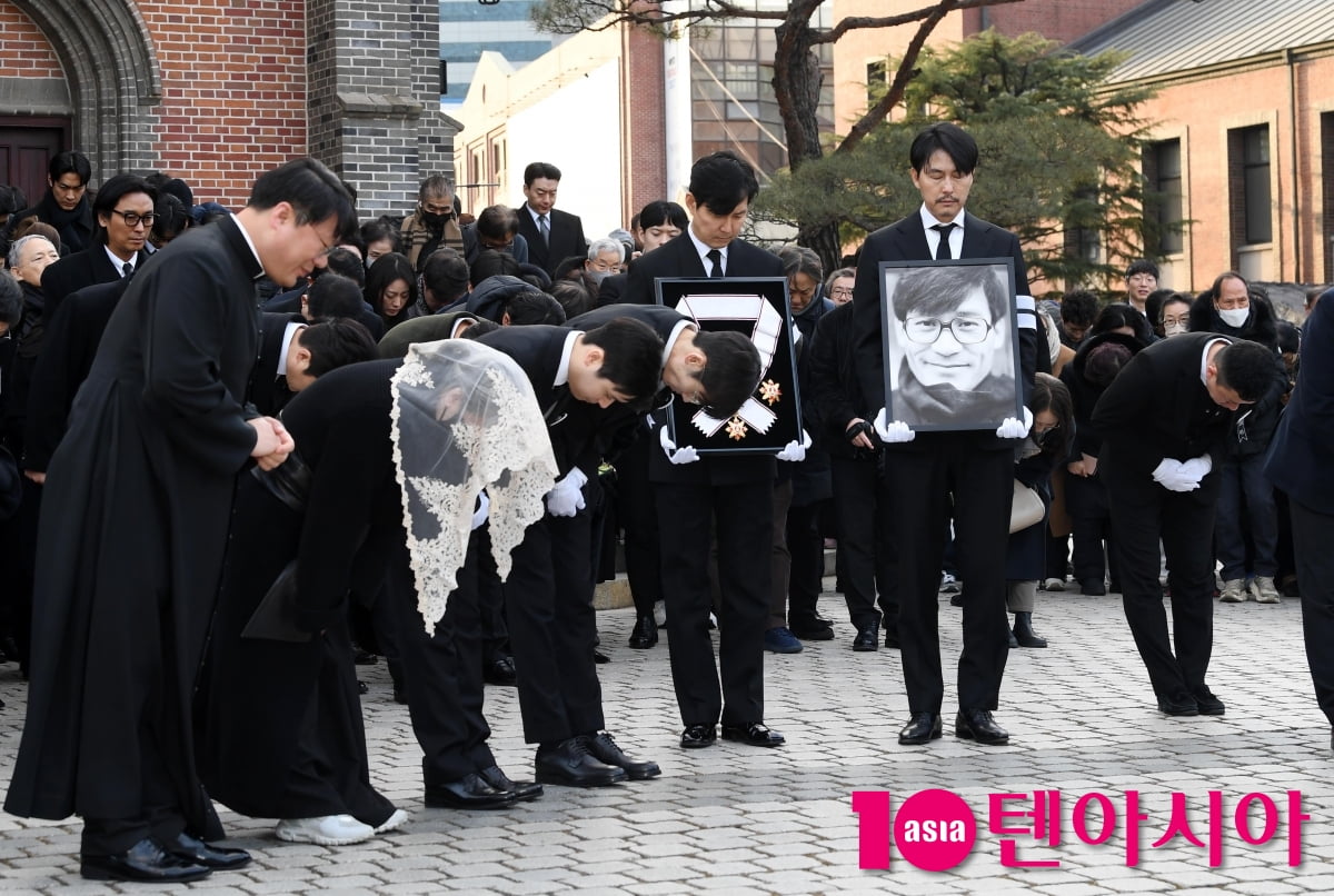 후배들 배웅속에 故 안성기 추모 미사 엄수[TEN포토]