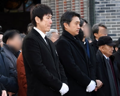 俳優 ソル・ギョング と チョ・ウジン、故 アン・ソンギ の葬儀ミサに参列