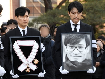 정우성, 故안성기와 중국에서 지낸 5개월 회상…"온화함의 깊이 가늠 어려워"