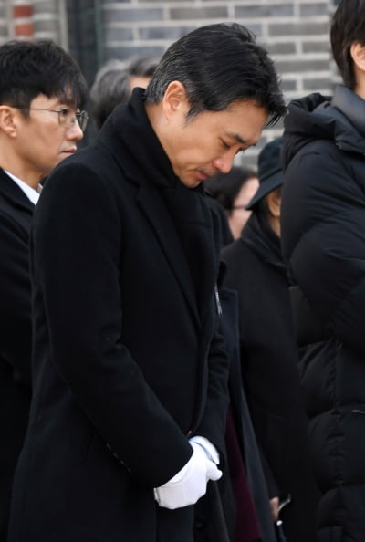 조우진, 故 안성기 마지막길 인사[TEN포토]