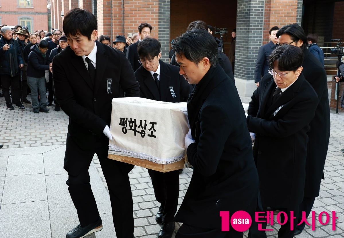 명동성당서 故 안성기 영결식 엄수[TEN포토]