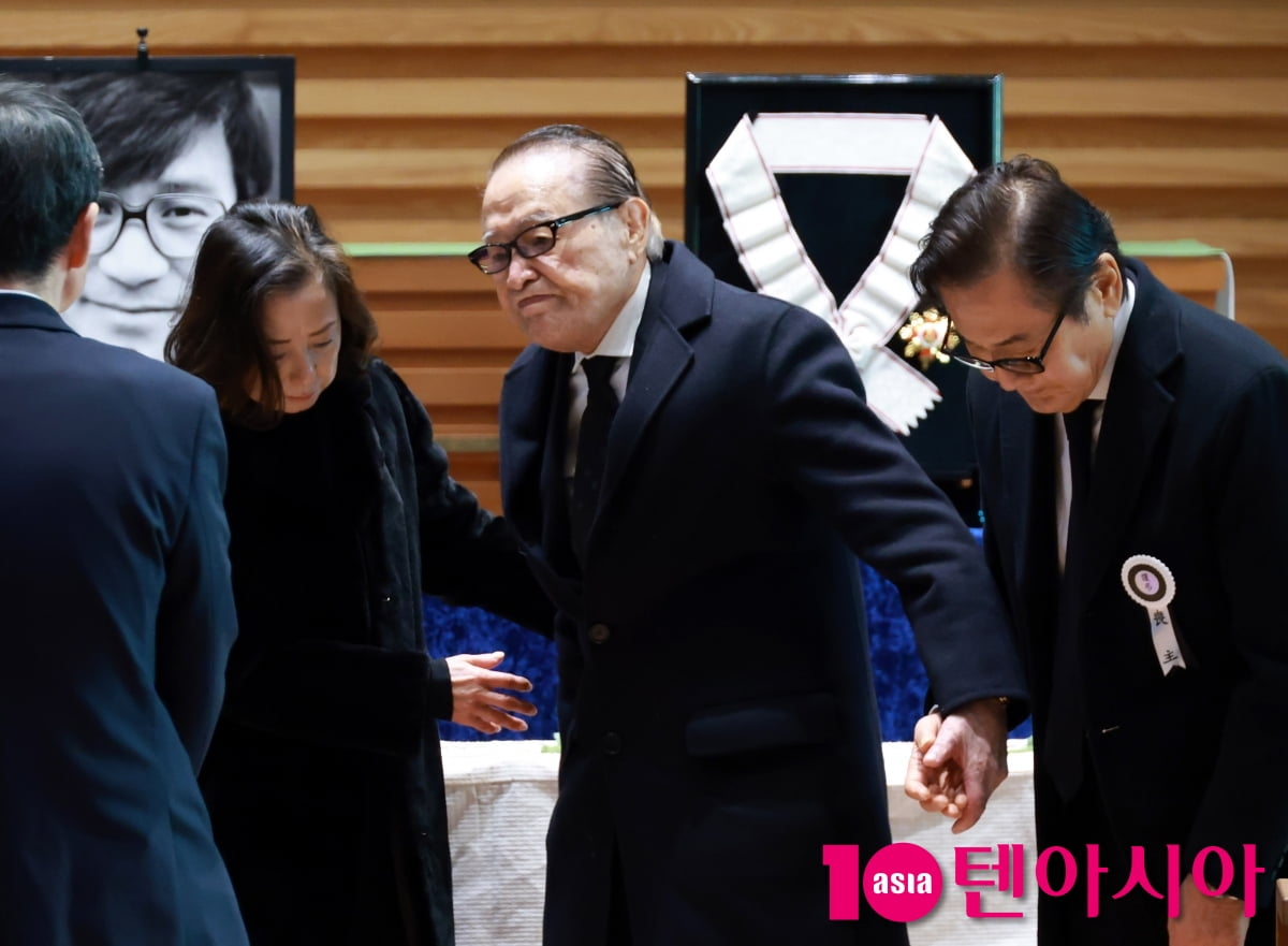 신영균, 故 안성기 영결식 헌화[TEN포토]