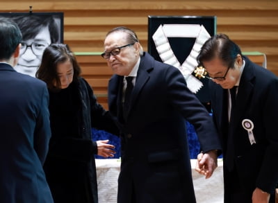 신영균, 故 안성기 영결식 헌화[TEN포토]