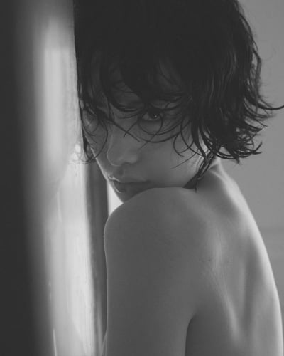 K-Pop Star Nana Stuns with Daring Photoshoot Amidst Legal Battle