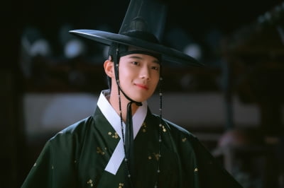 변우석 바통 받은 2000년생 문짝남…'191cm 80kg'이라더니 능글맞은 대사도 척척 ('은애하는')