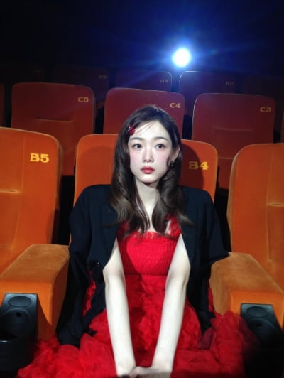 '162cm 42kg' 이유미, 강렬한 레드 드레스…'종이 인형'의 반전 카리스마