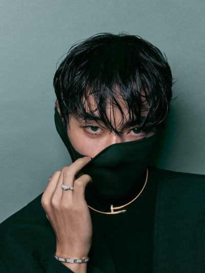 BTS 뷔, 전세계 아미들 심장 멈추게 하네…강렬한 눈빛+비주얼 갱신