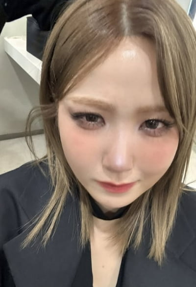 [전문] 아이브·르세라핌은 일주일 걸렸는데…히토미, 1년 지나서야 트로피 들었다