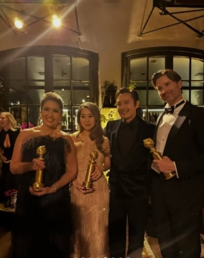 '수상 불발' 이병헌, 메기 강 바로 옆 '나만 트로피 없어' 인증