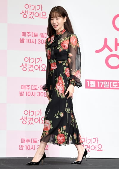 오연서, 꽃무늬 원피스 기죽이는 미모[TEN포토+]