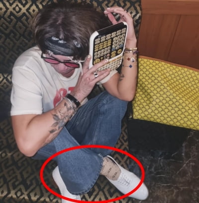 지드래곤도 쓴소리 들었는데…'44세' 뮤지, 공공장소에서 소파 위 신발 '턱'