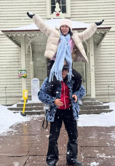 '비혼모' 사유리, 4살 연하남과 일본서 '동반 데이트'…손잡고 목마까지 보통 아닌 스킨십