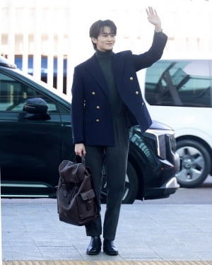 NCT 마크, 클래식한 공항패션 “블레이저-터틀넥 스웨터 조합 입덕”