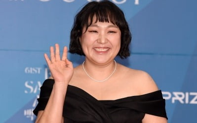 이수지, 또 새로운 부캐 탄생시켰다…제이미맘→에겐녀 이어 '산타'로 변신 ('마니또클럽')