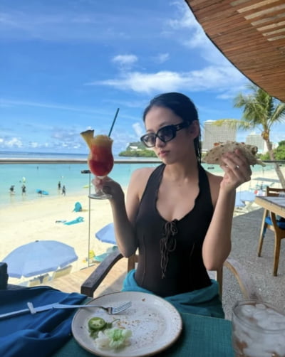 아이브 안유진, 수영복 자태 공개됐다…휴가지서 근황 보니