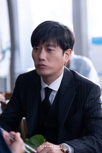 '55세' 박희순, 관리를 얼마나 하길래…♥박예진이 또 한 번 반할 만한 슬렌더 슈트핏 ('이한영')