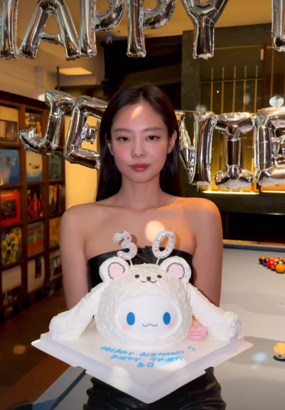 제니, 또 실내흡연인가 했더니 30살 생일 파티…초 입에 물고 '후'