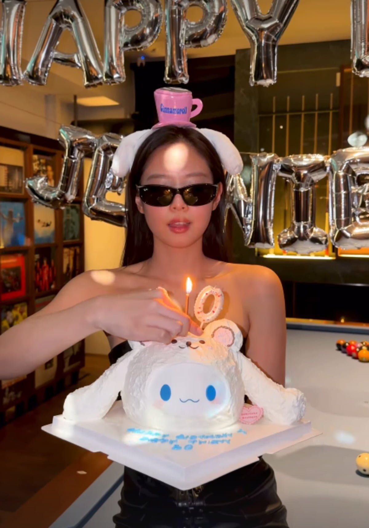 제니, 또 실내흡연인가 했더니 30살 생일 파티…초 입에 물고 '후'