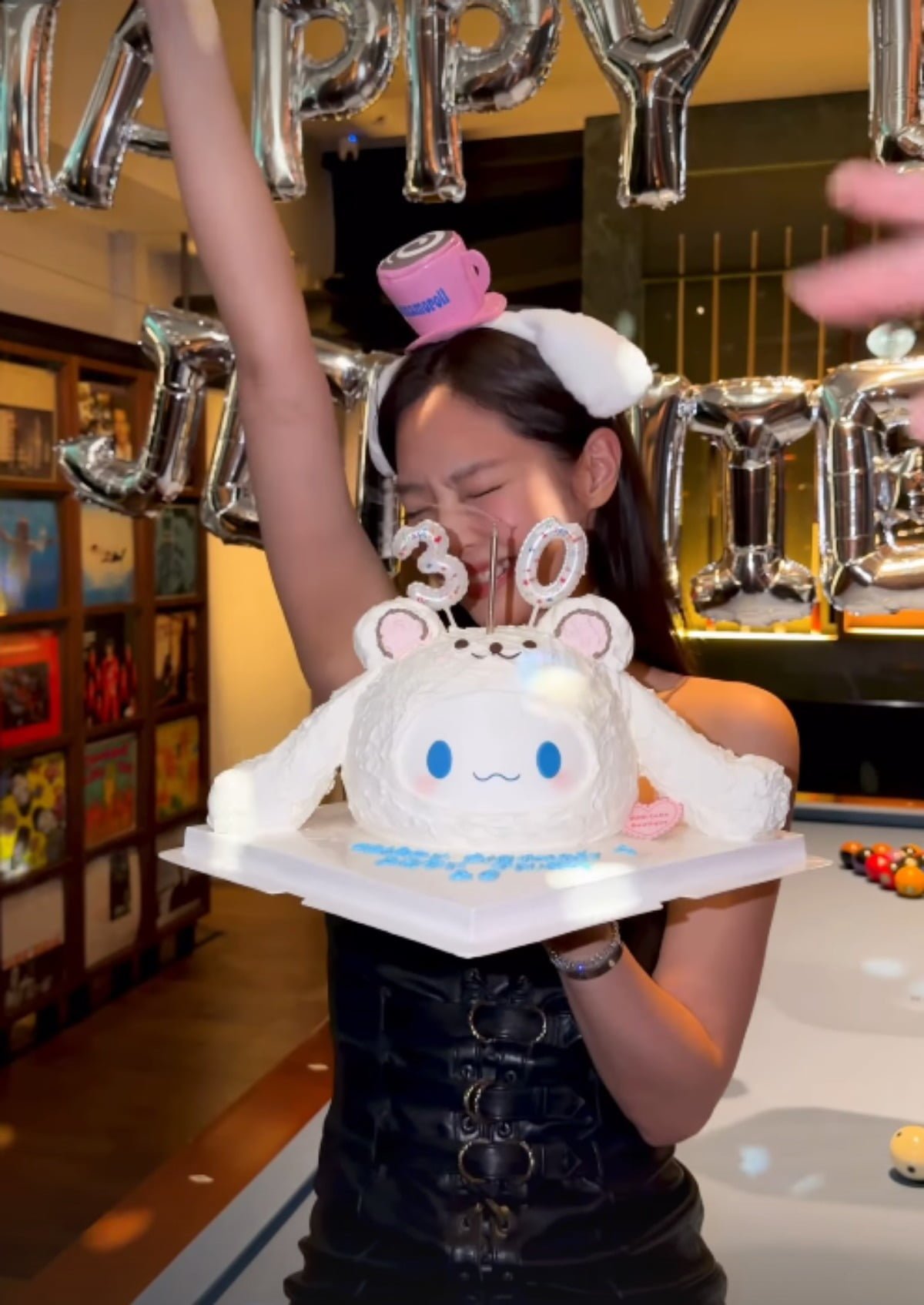 제니, 또 실내흡연인가 했더니 30살 생일 파티…초 입에 물고 '후'