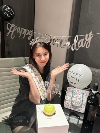 '슈퍼카 오너' 유인영, 42세 안 믿기는 역대급 미모…생일 축하에 광대 승천