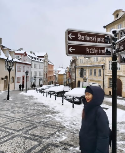 '음주 뺑소니' 후 홀연히 떠난 유명 여배우…프라하서 공개한 썰매타는 일상