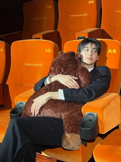 '결혼 앞둔' 몸값 100억 변우석, 인형 안고 '귀요미' 반전 매력…조명 아래 빛나는 완벽한 이목구비