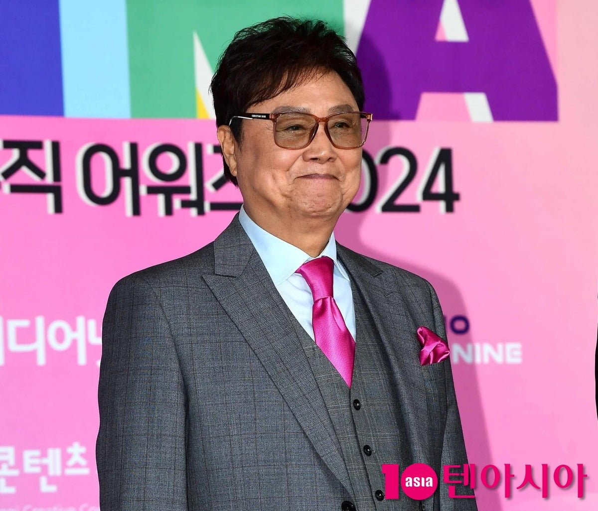 남진, '72바늘 봉합' 나훈아 피습 배후설…"검찰 조사 받아"