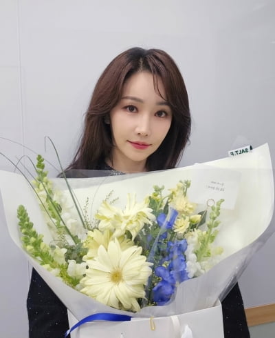 '목사 사모' 이유리, 꽃다발보다 화사한 미모…띠동갑 남편이 반할 만하네