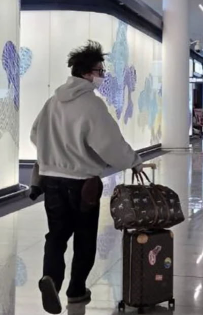 공유, 공항서 여권 떨어뜨려 가며 '허겁지겁'