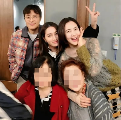 전화번호 공개한 이병헌 여동생, '노팔로우' 올케 이민정과 다정한 포샷