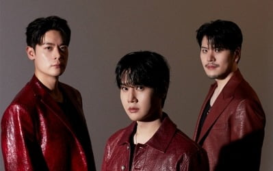 라포엠, 은은한 조명 아래 카리스마