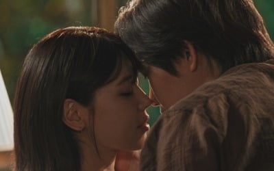 '14년 연인' ♥정경호 눈 감아…최수영, 김재영과 키스신 예고…숨 막히는 아찔한 텐션 ('아이돌')