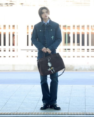 스트레이 키즈 현진, 디올 쇼 참석차 파리 출국…'시크 아이콘' 공항 출몰