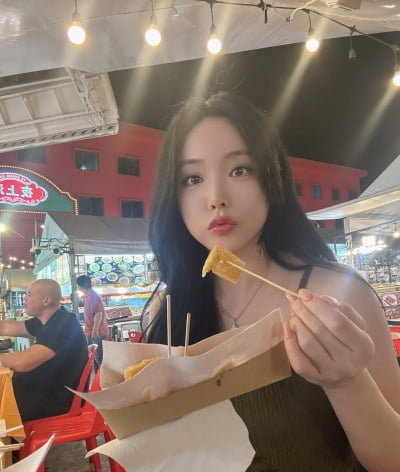 '41세' 홍진영, '주사이모' 논란 선 긋더니 홀연히 떠났다…야시장 홀린 '볼륨 몸매'