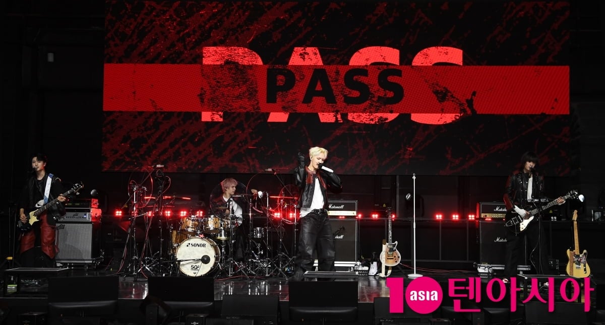 에이엠피, 강렬한 컴백 무대[TEN포토+]