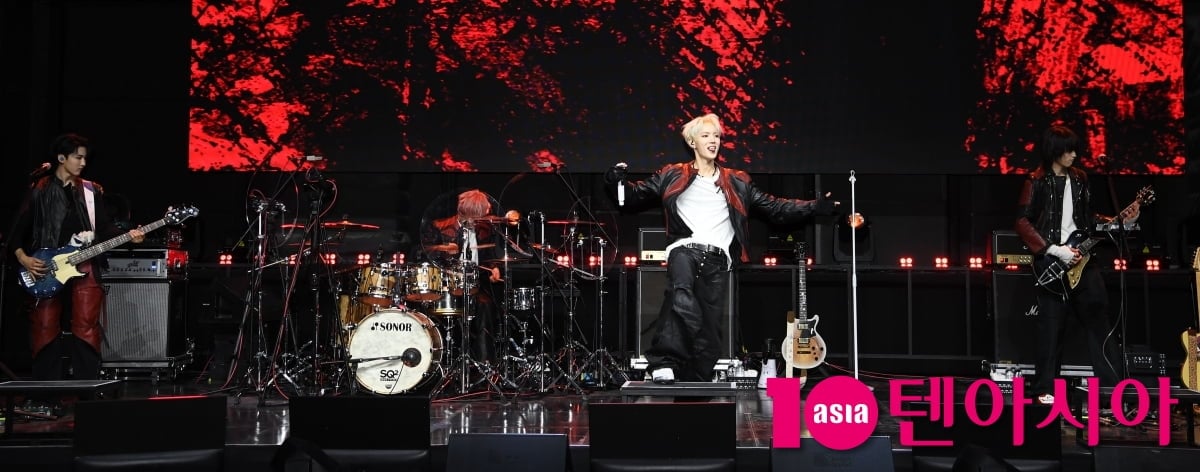 에이엠피, 강렬한 컴백 무대[TEN포토+]