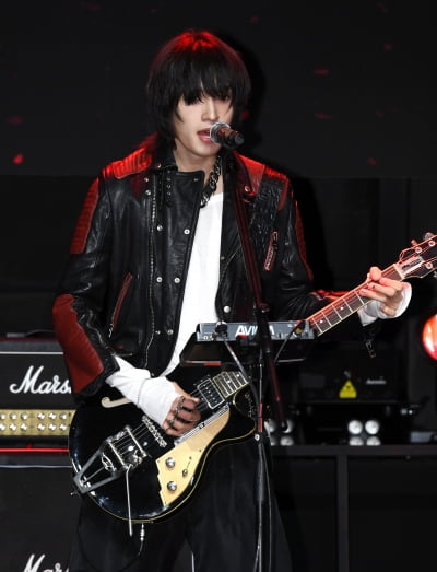 에이엠피 김신, 러블리 '패스' 무대[TEN포토]