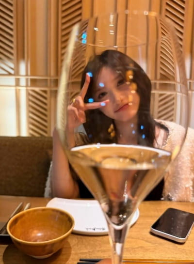 아이브 이서, 성인되더니 벌써 '직장인' 룩…취향은 화이트 와인인가