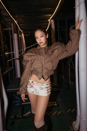 블랙핑크 제니, '데드라인' 월드투어서 선택했다…맥퀸 봄버 재킷