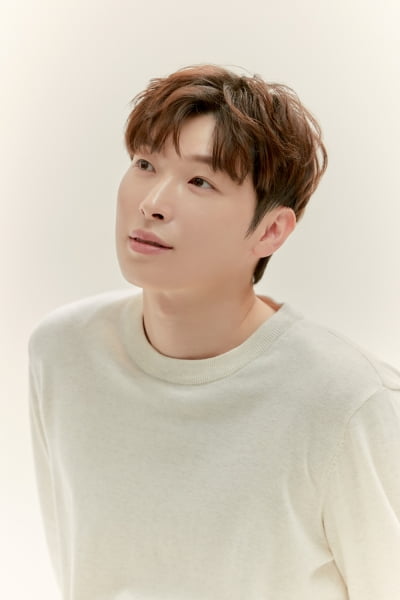 박강현, 120분 동안 무대서 못 내려와…"다른 공연은 물도 마실 수 있는데" [인터뷰①]