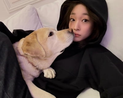 '신세계 장녀' 애니, 생일 맞아 민낯 공개…무대 위 카리스마 어디 가고 청초함만