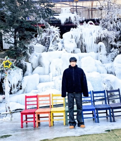 '한남더힐 175억' BTS 진, 완전체 복귀 앞두고 역대급 비주얼…얼음폭포 앞 남친짤 탄생