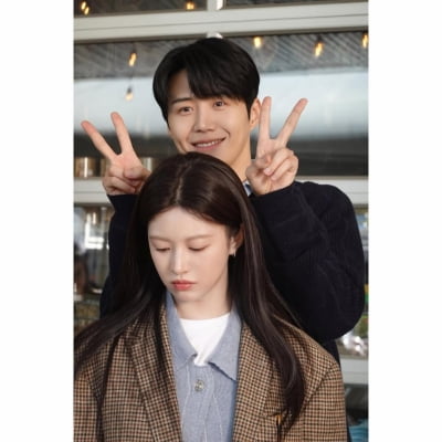 '수십억대 몸값' 김선호, 10살 연하녀와 로맨스 찍더니…드라마 밖에서도 설레네