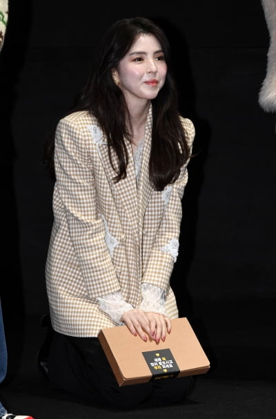 한소희, 극장에서 무릎을 꿇었다 왜?...프로젝트Y 부탁드려요[TEN포토+]