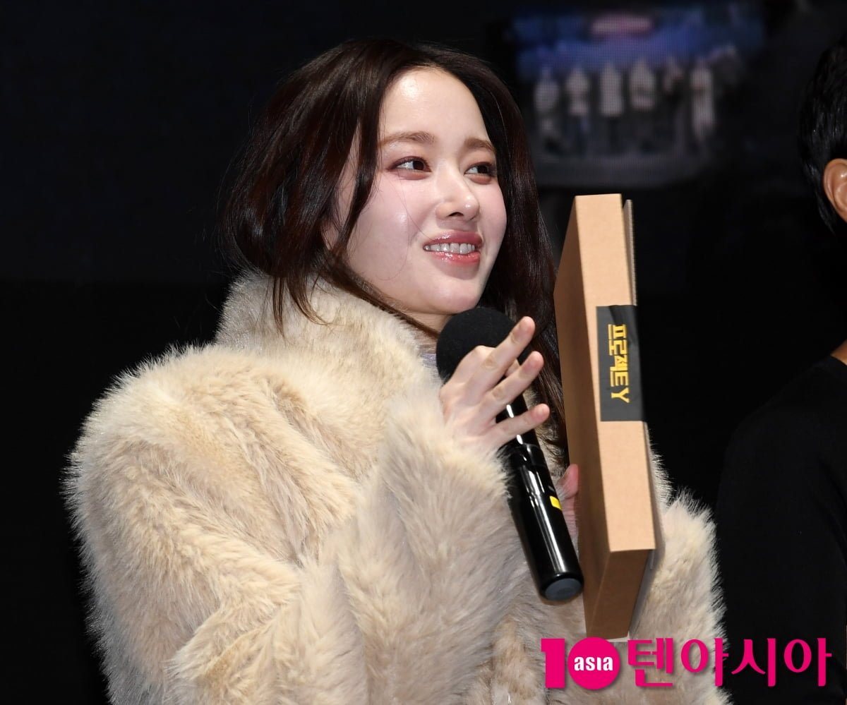 전종서, 코트 사이 아찔한 시스루...극장 밝히는 미모[TEN포토]