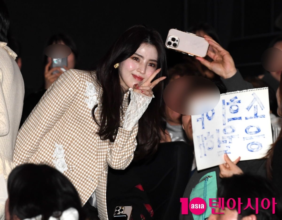 한소희, 극장에서 혼자 셀카중...관객이랑 같이 찍어주셔요[TEN포토+]
